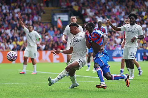 قد تكون المباراة الأخيرة لنونو سانتو.. نوتنجهام ينجو من فخ كريستال بالاس